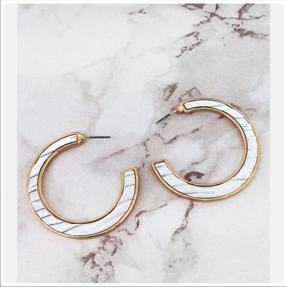 Animal print c hoop earrings - Picture 2 of 2